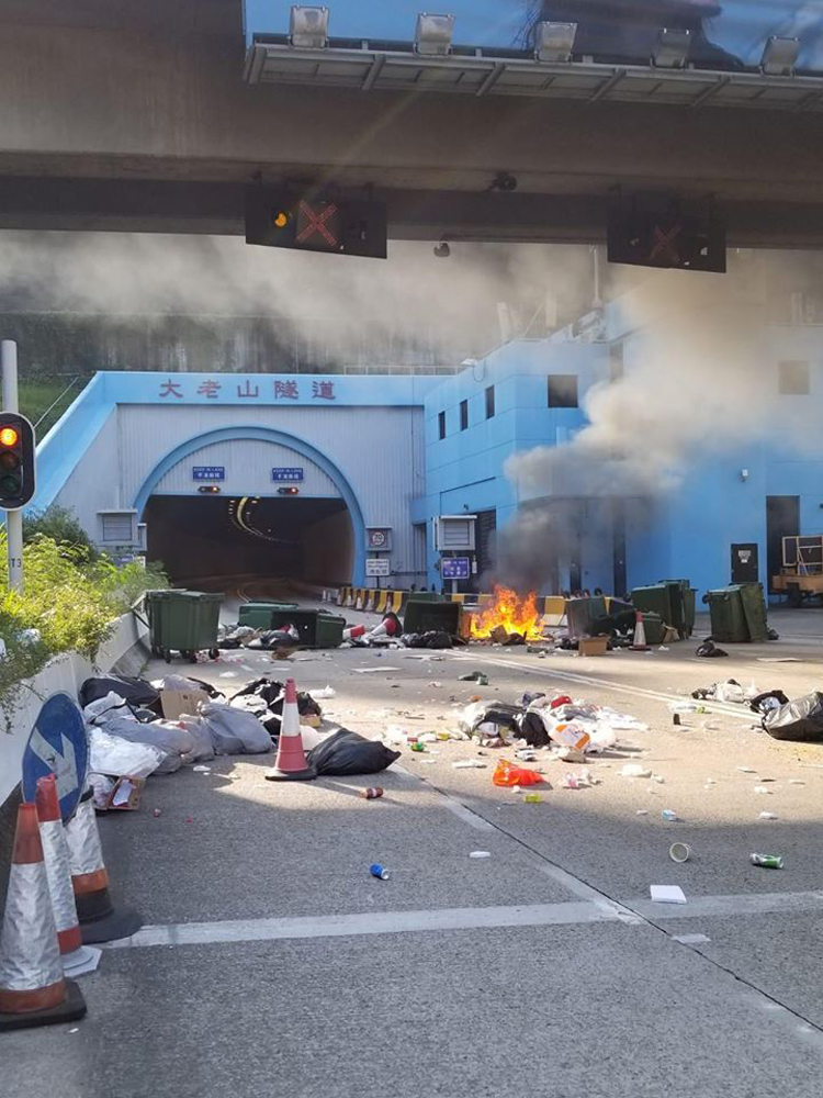 　　圖：暴徒用雜物堵塞大老山隧道入口並縱火，更破壞收費廣場的閉路電視