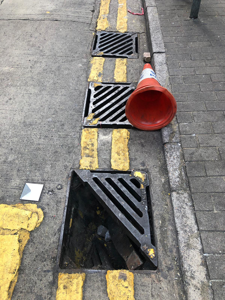 　　圖：街頭渠蓋被移走，有途人誤踩陷阱失足受傷
