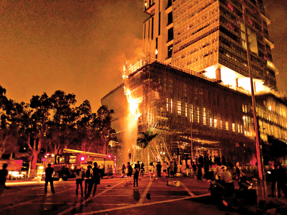 　　圖：城市大學劉鳴煒學術樓外棚架日前發生火警/資料圖片