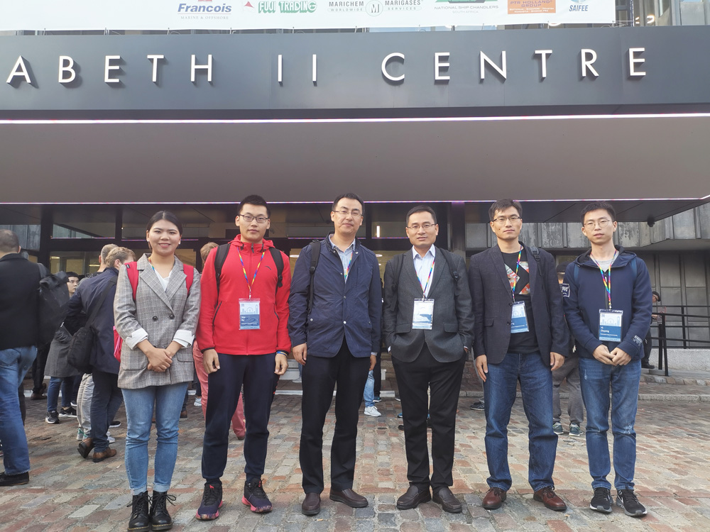 　　圖：于志文教授（右三）、郭斌教授（左三）和同學們今年9月在英國倫敦參加國際普適計算頂級會議UbiComp\受訪者供圖