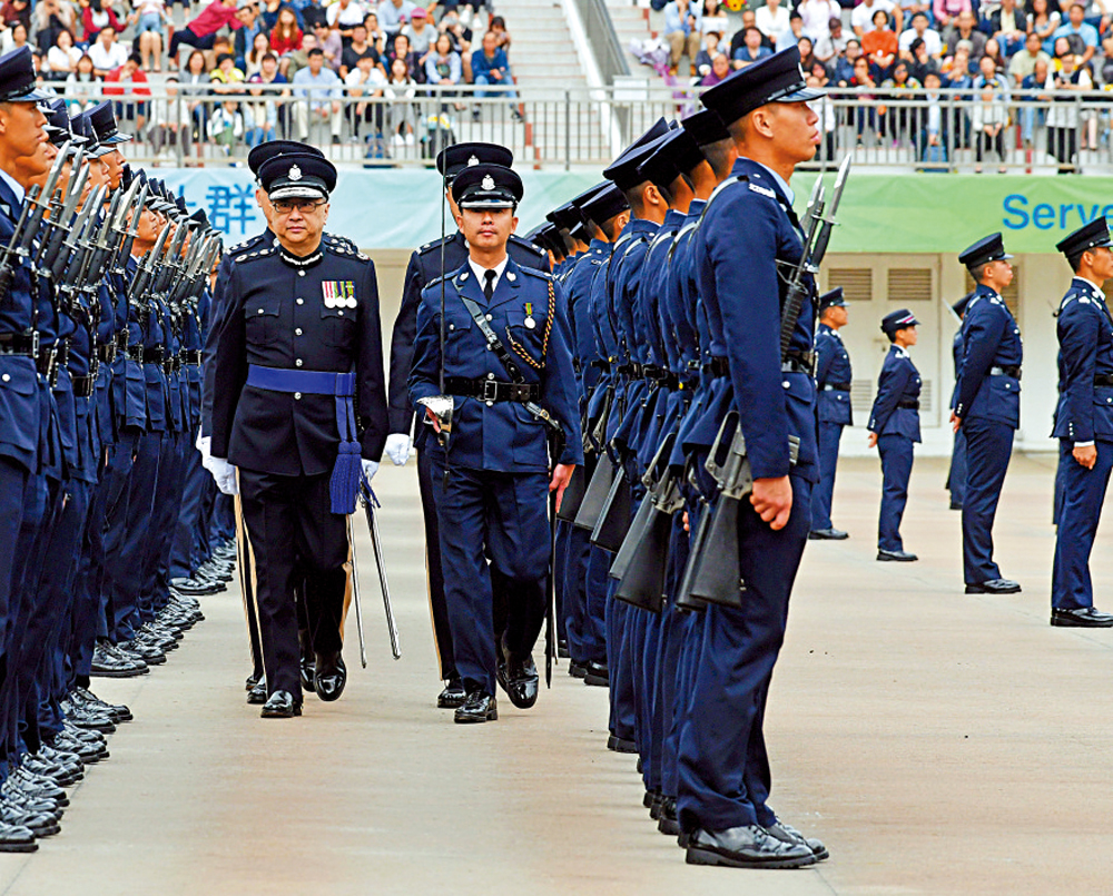 　　圖：警務處處長盧偉聰檢閱香港警察學院結業會操