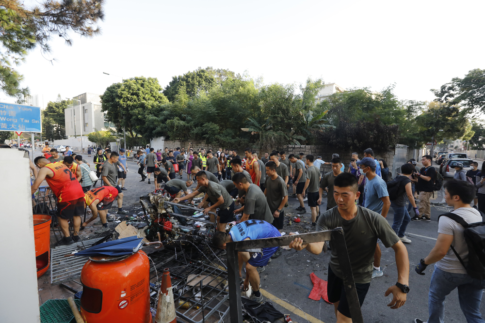 　　圖：駐軍官兵與市民合力清理路障，為恢復香港社會秩序貢獻力量