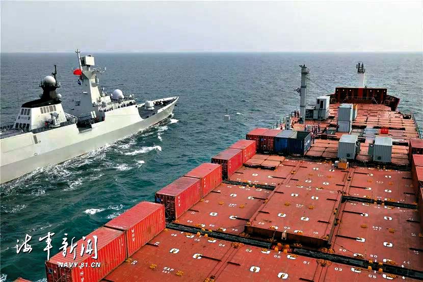 　　圖：海軍臨沂艦（左）機動佔領福州輪左舷橫向乾貨補給陣位，向福州輪發射撇纜/網絡圖片