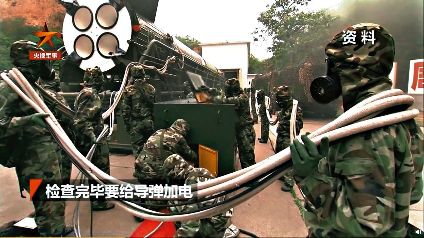 　　圖：央視日前公布了火箭軍發射導彈畫面。圖為導彈兵給導彈進行「加電」/央視截圖