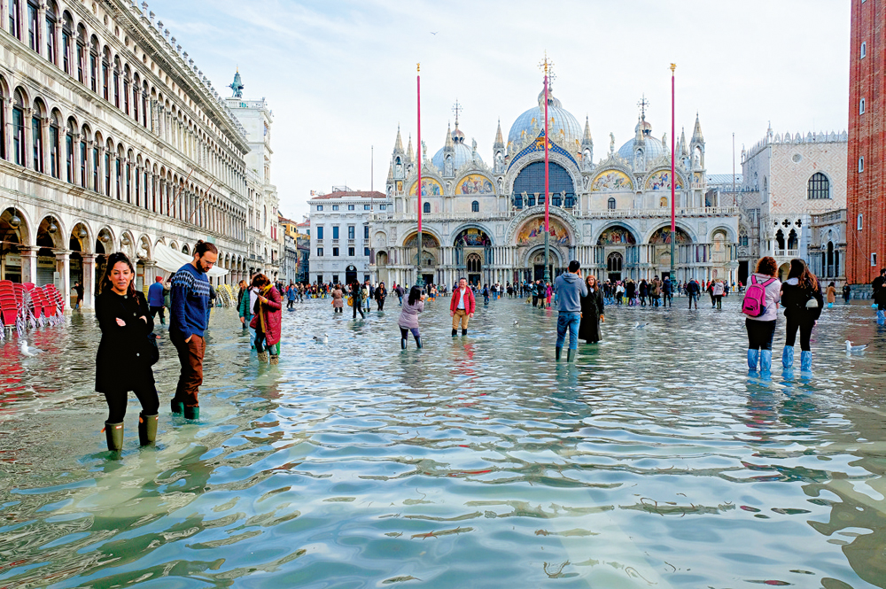 　　圖：威尼斯水位稍降後16日又開始上漲\美聯社