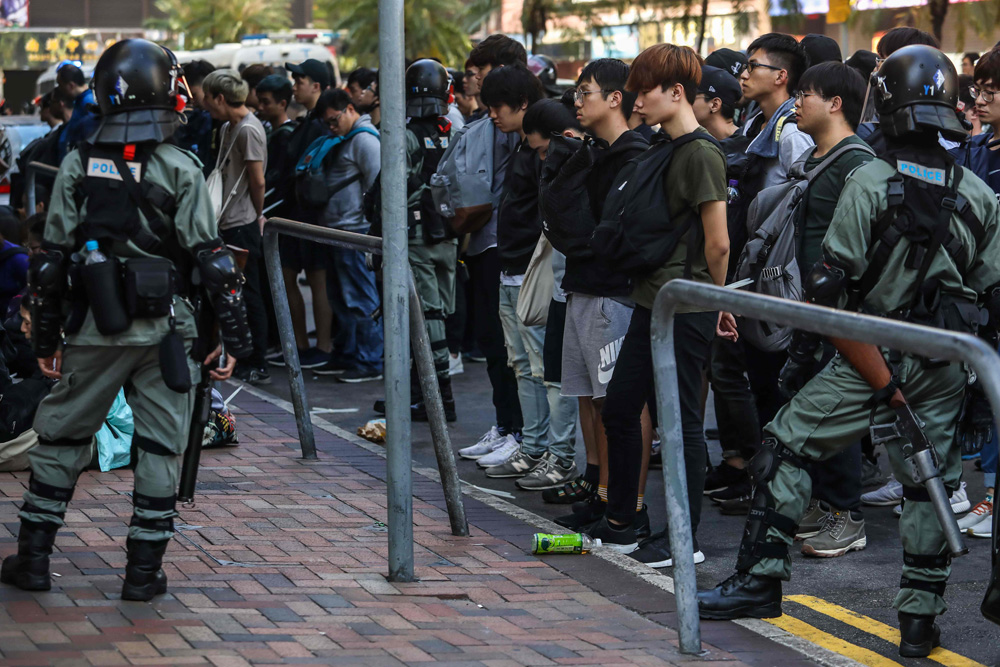 　　圖：香港暴亂五個多月以來，警方在暴亂現場逮捕了涉暴亂罪疑犯逾四千人，至今僅有一人因暴動罪獲刑，反而有大量被逮捕者輕易保釋繼續犯罪。圖為警方昨在暴亂分子佔據的理工大學周邊逮捕一批企圖增援暴亂人士  法新社