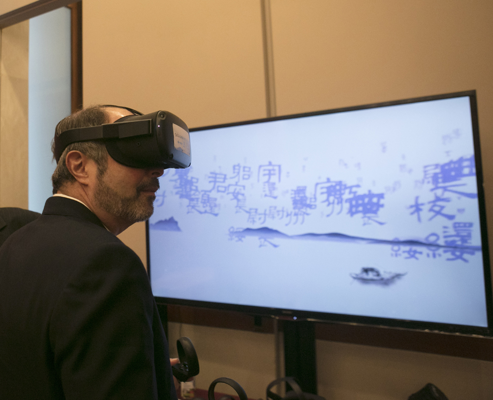 　　圖：與會者體驗VR技術 受訪者供圖