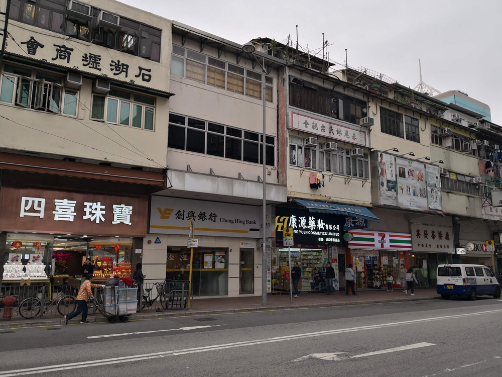 　　圖：上水新豐路，又稱大馬路，整條街幾乎都是三層高的建築物\作者攝