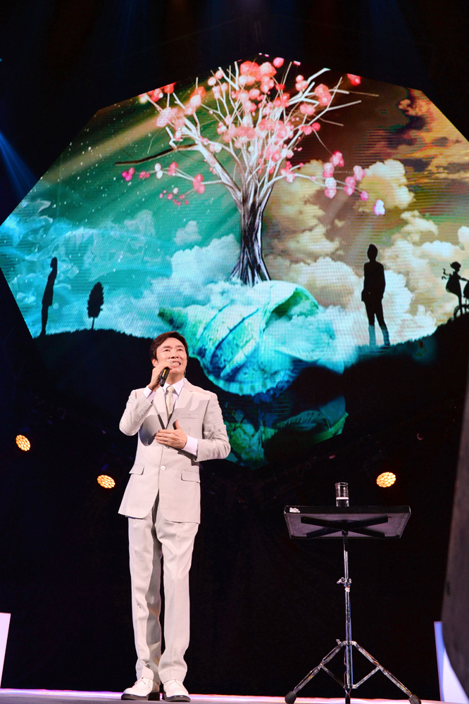 　　圖：一支咪及一張放水杯的小桌，費玉清完成了三小時的演唱會