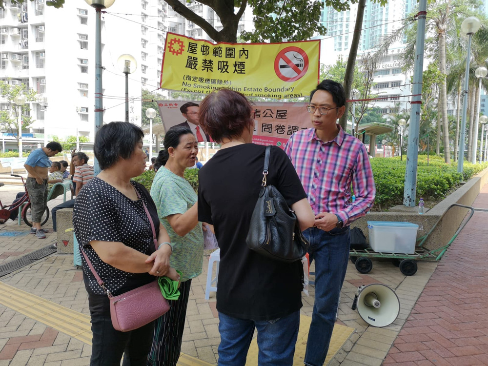 　　圖：陸頌雄（右）指仍然會本着為勞工，撐基層的初心，服務市民