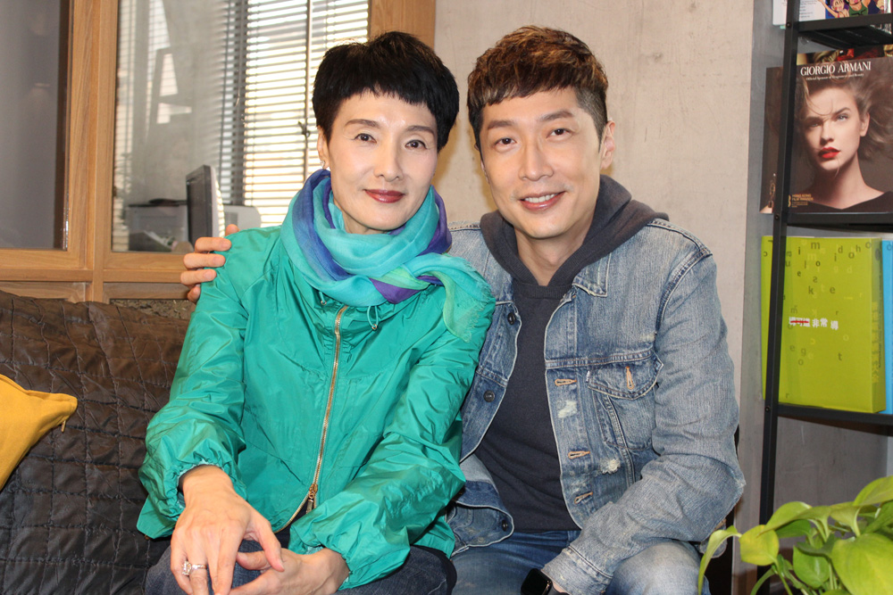 　　圖：馬浚偉（右）顧美華合作愉快