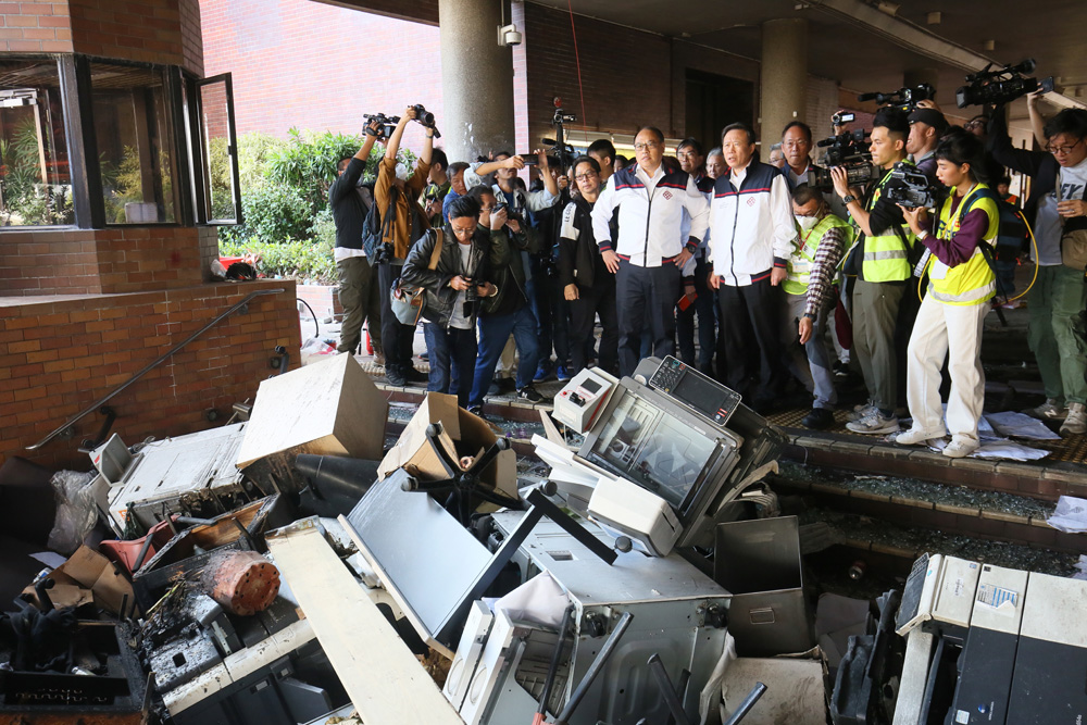 　　圖：理大校園解封後，校方管理層下午進入校園視察，校董會主席林大輝（中左）及校長滕錦光（中右）驚嘆校園變得滿目瘡痍