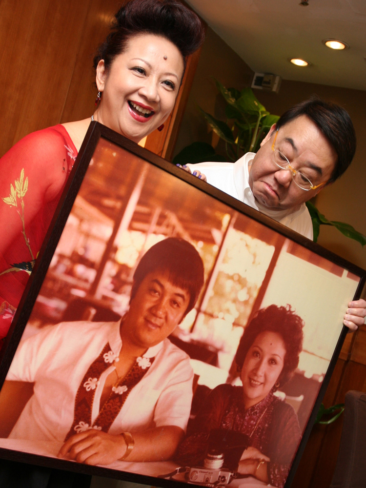 　　圖：二○○六年十月十七日，香港作曲家及作詞家協會宣布，本屆「CASH音樂成就大獎」的殊榮歸於黎小田（右），其紅顏知己薛家燕特別準備了一幅二人一九七六年合照的油畫相送給黎小田，以示祝賀\香港中通社