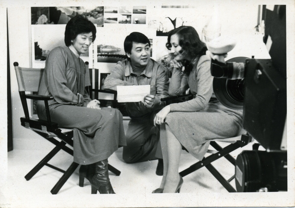 　　圖：一九七○年代麗的呼聲時期，黎小田（中）與周梁淑怡（左）及影星胡燕妮合影\周光蓁供圖