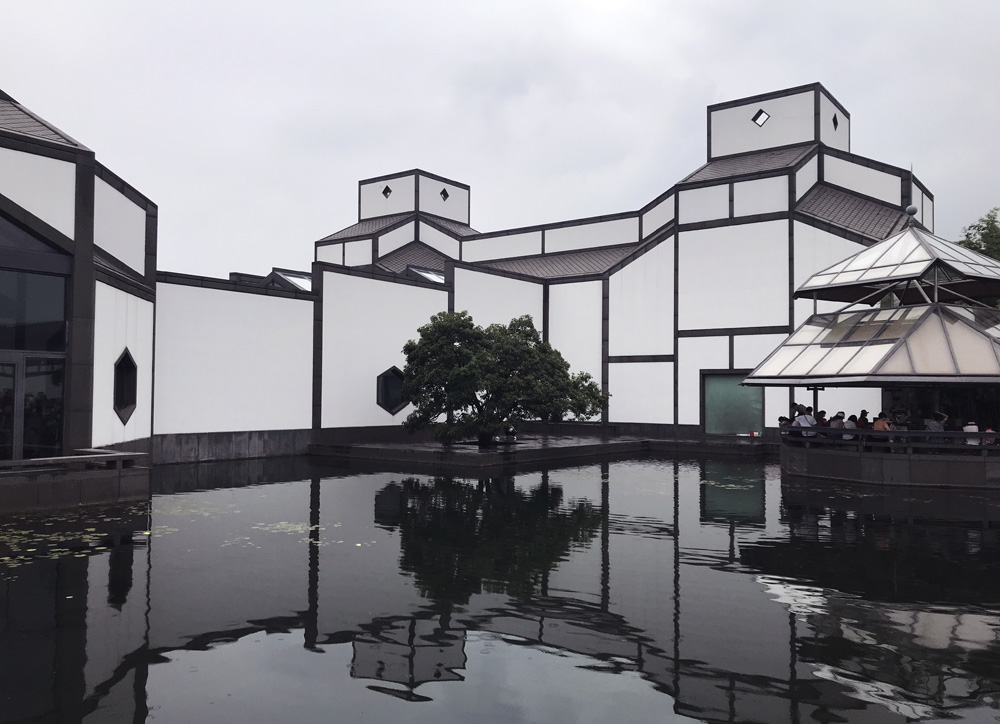 　　圖：貝聿銘設計的蘇州博物館是一座謙虛的建築\作者供圖