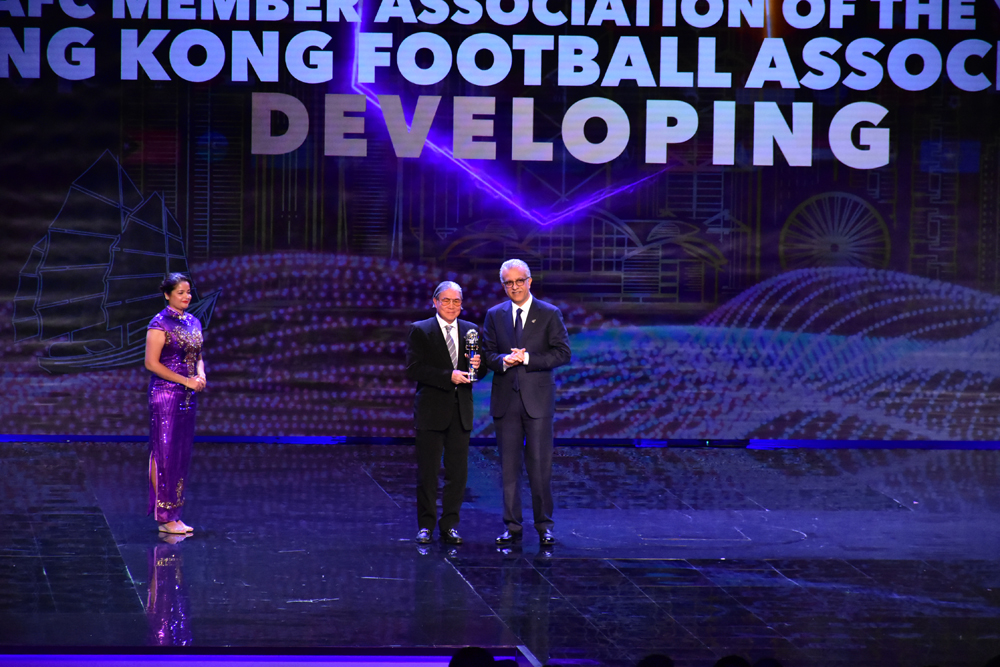 　　圖：亞洲足協主席薩爾曼（右）頒發獎座予香港足總會長霍震霆\大公報記者張銳攝