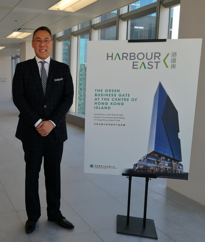 　　圖：仲量聯行業主代理部主管嚴威程指，港匯東高層單位可享啟德及部分維港景致\大公報記者林惠芳攝