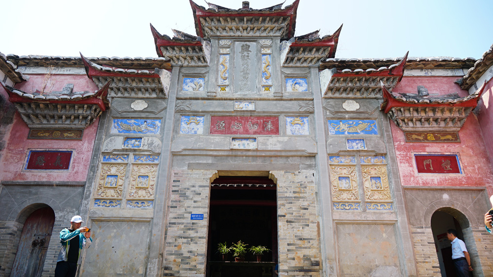 　　圖：興賢書院牌樓造型雄偉凝重，飛簷重疊，上嵌石刻「興賢書院」豎匾，圍以龍鳳呈祥浮雕