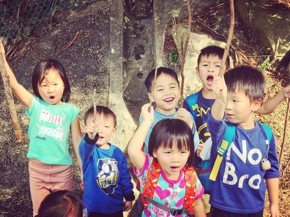 　　圖：「在家上學」不意味着只在家裏待着，小朋友們還會外出遊玩，感受大自然的奇妙