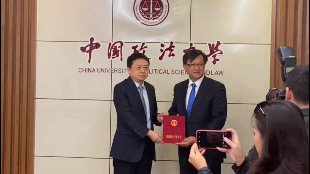 　　圖：何君堯昨日出席中國政法大學的學位授予儀式，感謝校方對其法律工作的肯定