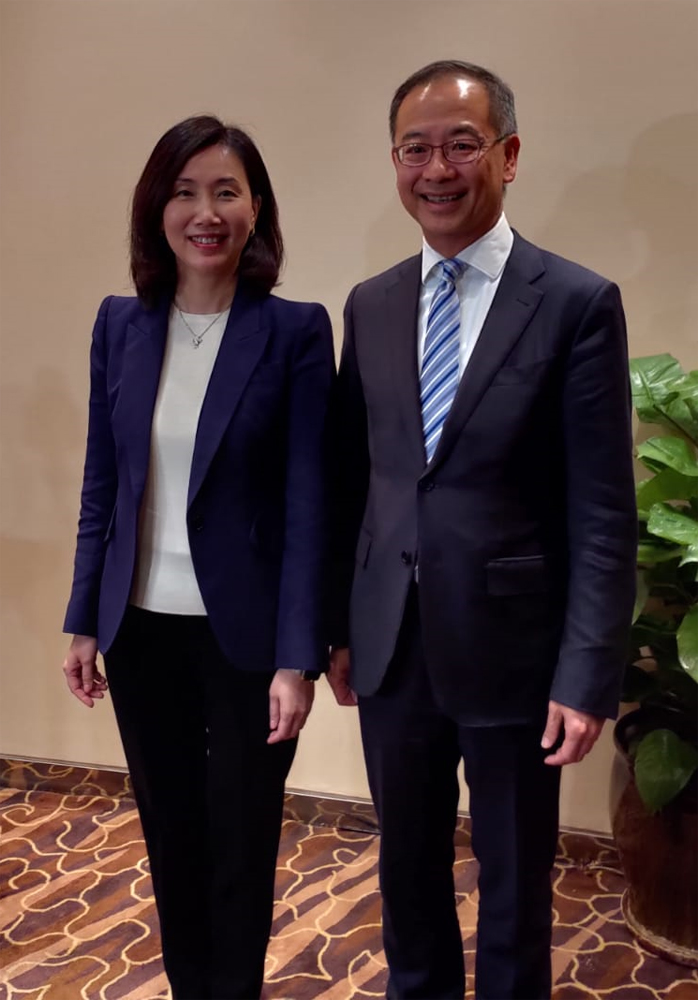 　　圖：余偉文（右）與禤惠儀（左）在北京見傳媒，總結銀行公會訪京行程\大公報攝