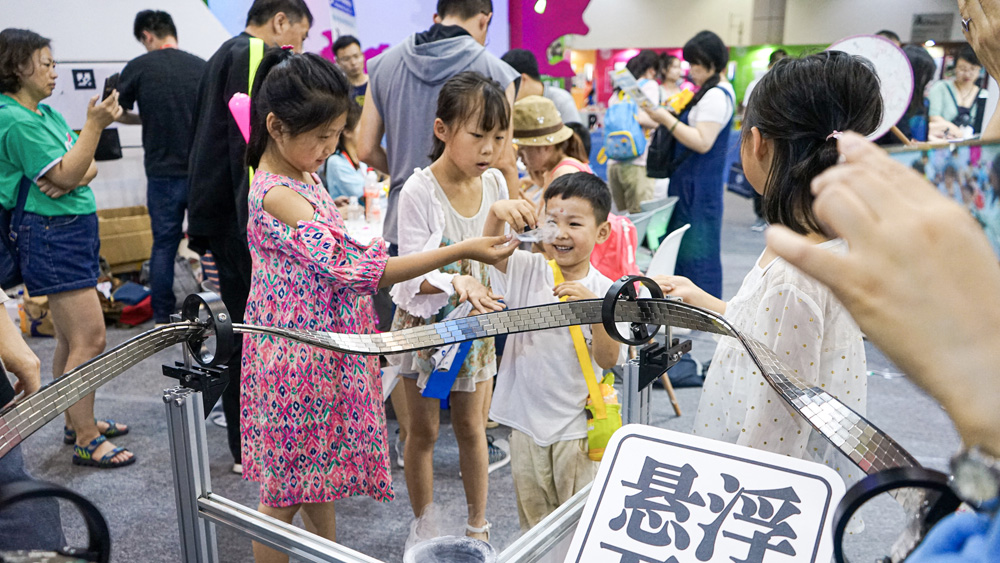 　　圖：展會上，磁懸浮產品引發消費者關注