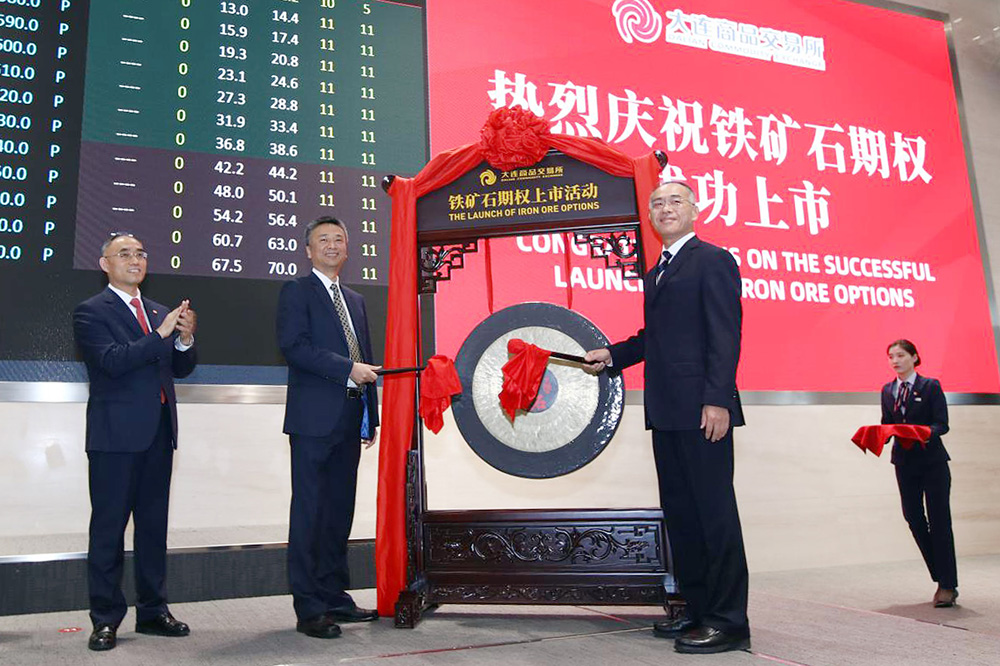 　　圖：大連市副市長駱東升（左三）與中國證監會期貨監管部副主任嚴紹明（左二），共同為鐵礦石期權鳴鑼開市\大公報記者宋偉攝