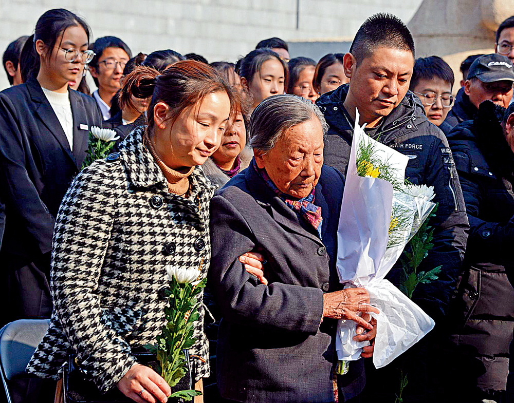 　　圖：南京大屠殺幸存者夏淑琴和後輩祭奠遇害先人\大公報記者賀鵬飛攝