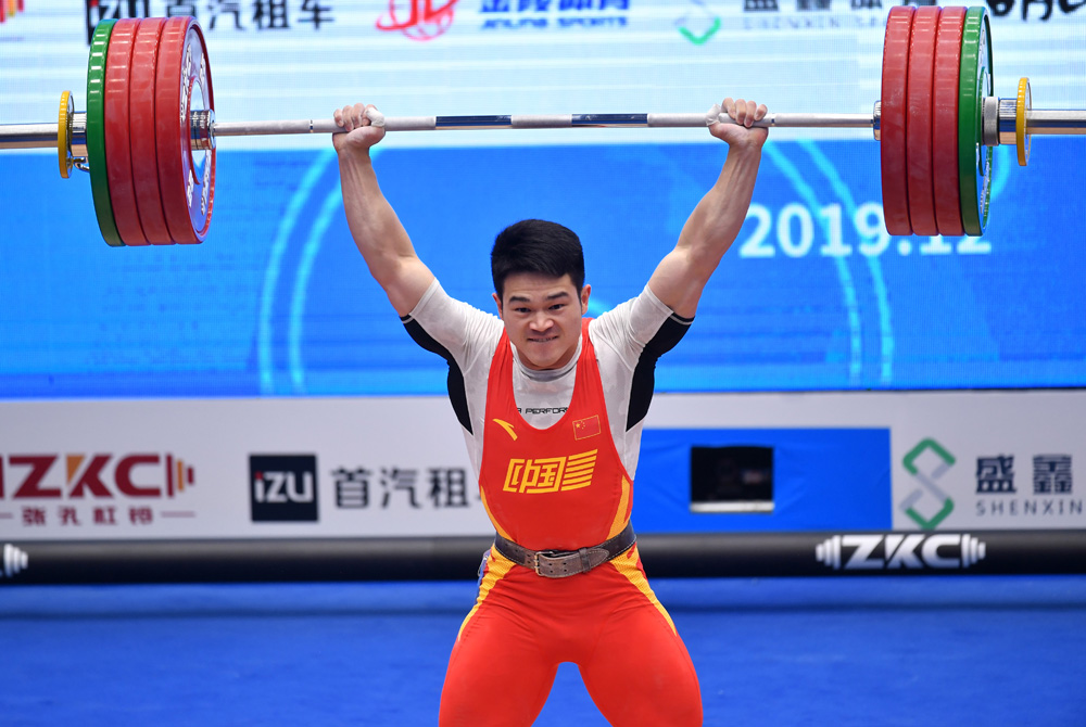 　　圖：中國選手石智勇在73公斤級挺舉比賽中\新華社