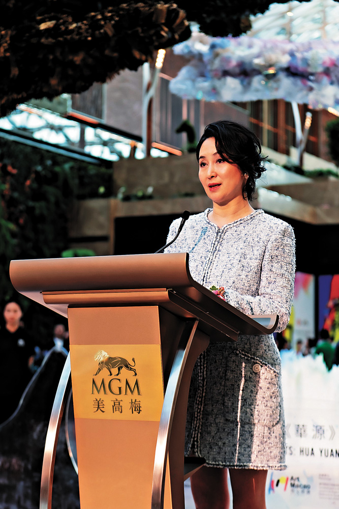 　　圖：《華源》藝術展從中華文化的根源「水墨」出發，藝術家結合數碼科技，以嶄新方式演繹豐富多彩的水墨意境。圖為何超瓊出席美高梅《華源》藝術展開幕典禮