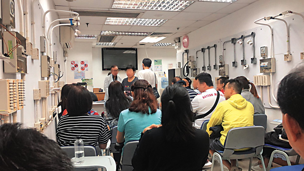 　　圖：大公報記者親身報讀某機構保安課程，導師被追問應付衝擊的技巧時，竟敷衍叫大家「睇餸食飯」\突發組攝