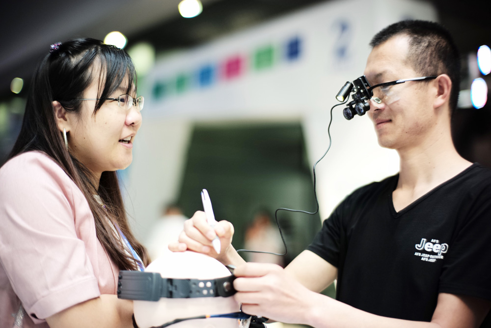 　　圖：今年深圳高交會上，不少初創企業攜高科技產品亮相\資料圖片