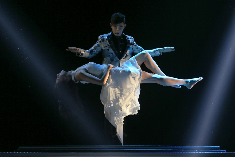 　　圖：甄澤權表演人體懸浮魔術