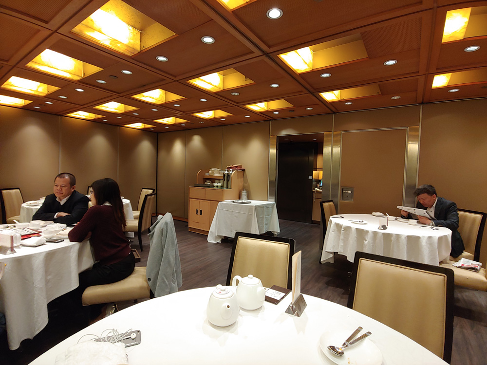 　　圖：福臨門周五晚三樓一間可容納26人用膳的餐房，只有六名客人在用膳