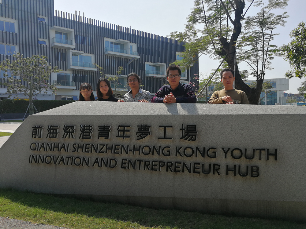 　　圖：深圳本月印發的《先行示範區行動方案》提出，將爭取授權深圳制定各行業港澳專業人才執業管理辦法等，此舉將吸引更多港澳青年到深圳就業和生活。圖為在前海深港青年夢工場的創業者們\大公報記者黃仰鵬攝