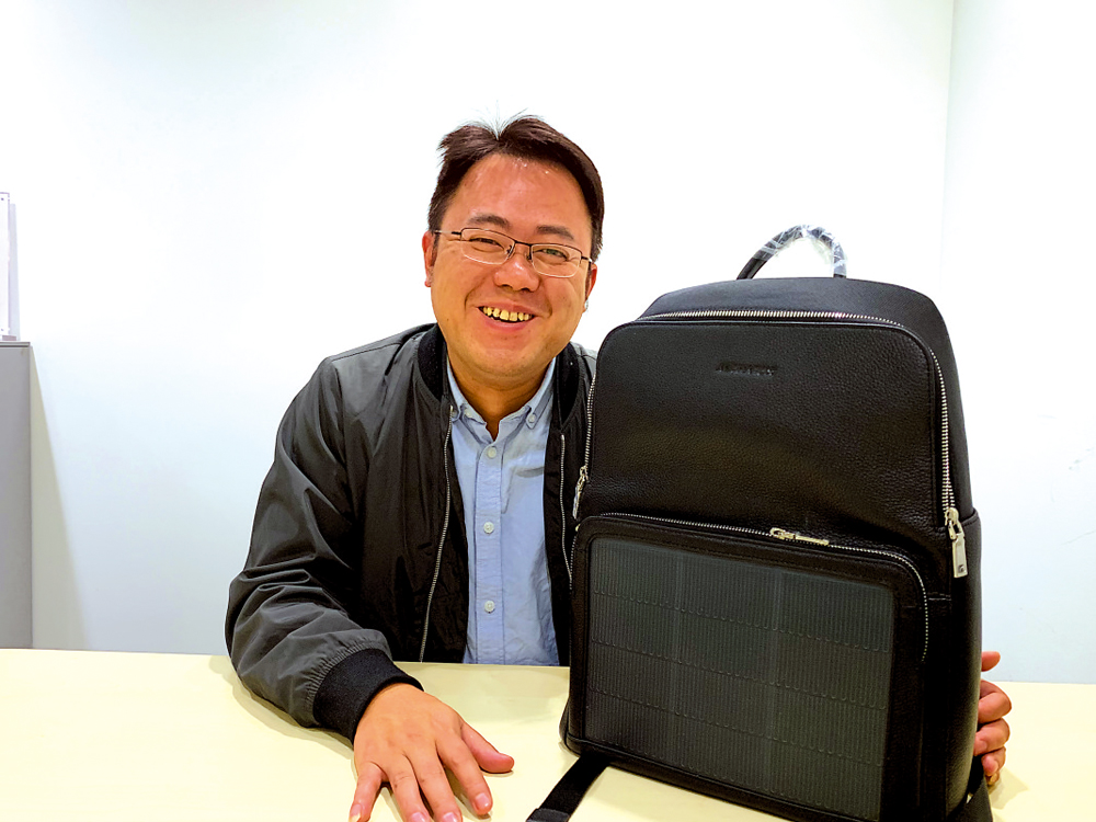 　　圖：計科峰與他的太陽能發電背包\大公報記者俞晝攝