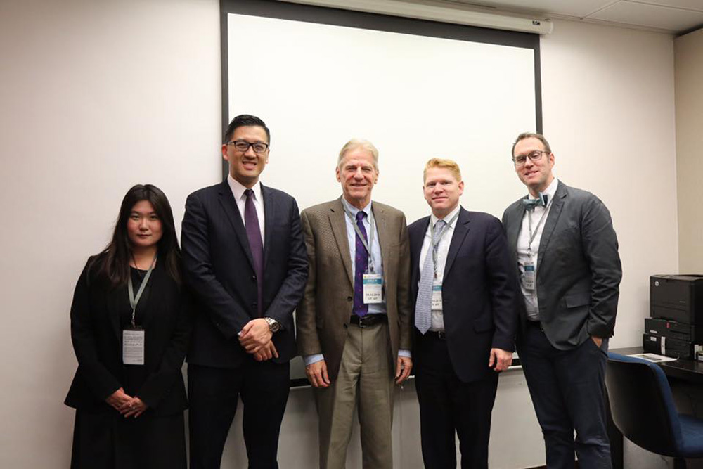 　　圖：林卓廷在立法會大樓內接待Adam Nelson（右）等人\網上圖片