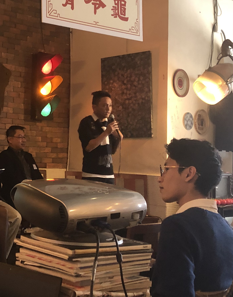 　　圖：沈旭暉（持咪者）日前在他創辦的GLOs Cafe by fooody搞了一個「互助經濟圈」研討會，為所謂「黃色經濟圈」搖旗吶喊
