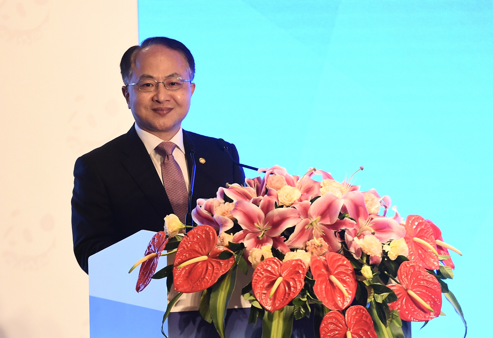 　　圖：中央政府駐港聯絡辦主任王志民主持召開領導班子會議，傳達學習中央經濟工作會議精神，研究部署貫徹落實工作\資料圖片