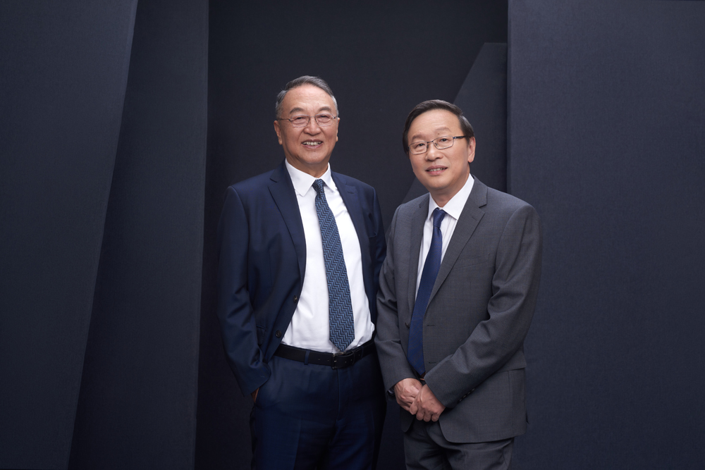 　　圖：柳傳志（左）正式退休，朱立南（右）亦卸任聯想控股總裁一職