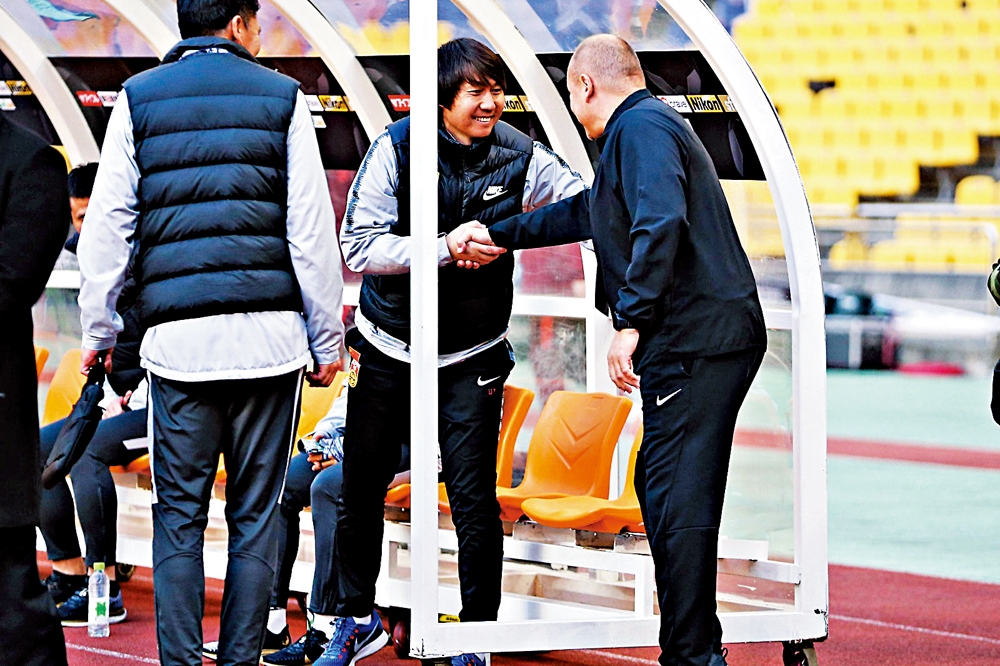 　　圖：港足主教練麥柏倫（右）與中國主帥李鐵握手\足總圖片