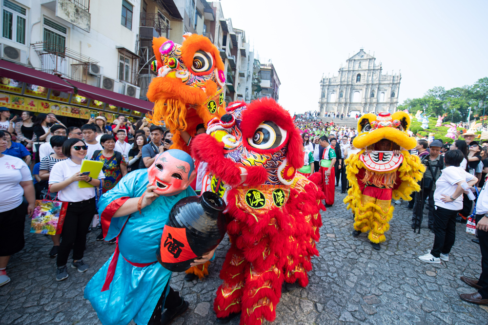 　　圖：舞獅隊伍在澳門大三巴牌坊前表演，吸引民眾駐足觀看\新華社