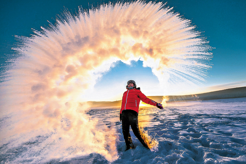 　　圖：遊客在漠河戶外體驗潑水成冰/大公報記者于海江攝