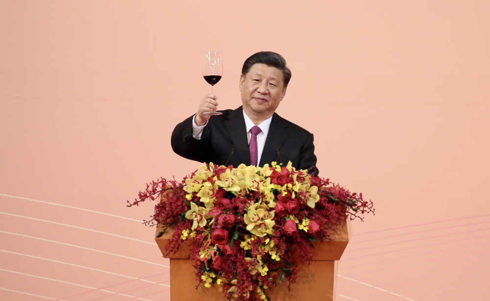 　　圖：習近平主席舉杯與出席歡迎晚宴的嘉賓共賀澳門回歸20周年\大公報記者攝