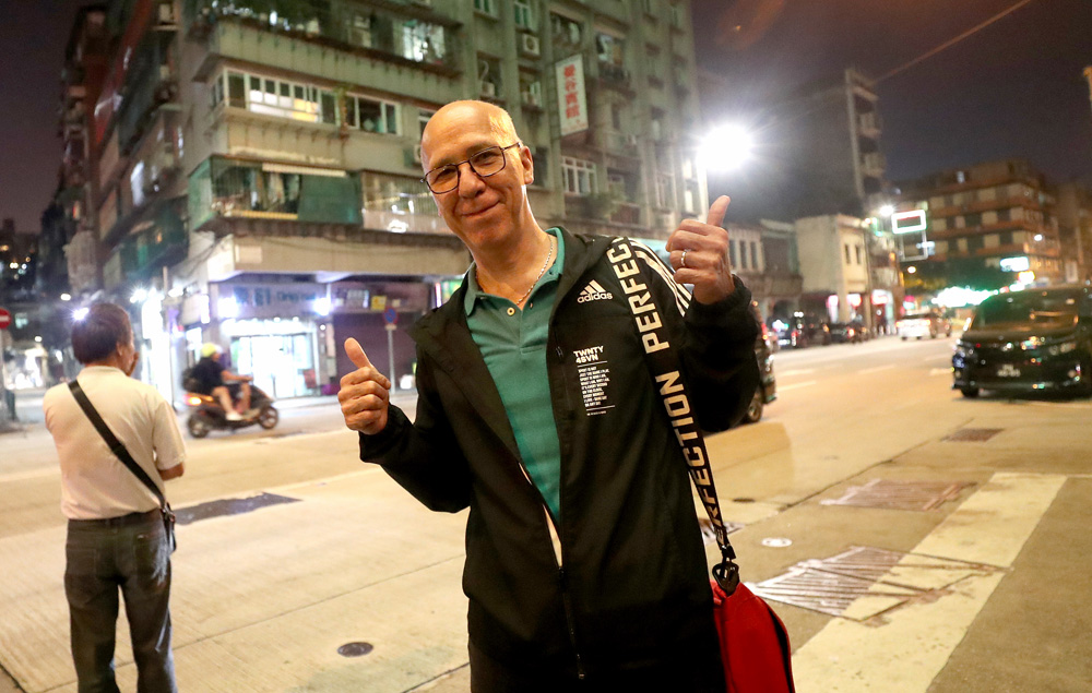 　　圖：土生葡人左文軒在澳門街頭\中新社