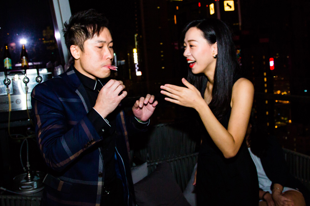 　　圖：余凱緯（左）在餐廳一對一表演近景魔術