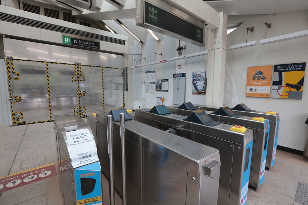 　　圖：D出入口多項設施仍在維修中，料數月後才能重開　 大公報記者攝