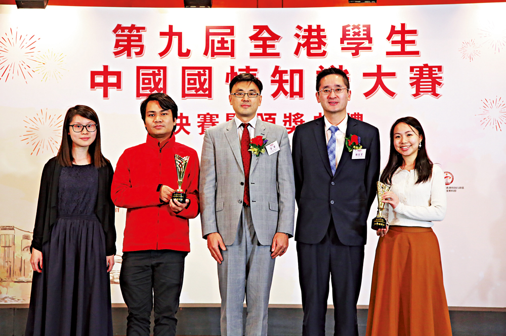 　　圖：頒獎嘉賓陳百里（右二）及李華（中），與大學組團體冠軍香港中文大學的吳艷羚（右一）、鍾健文（左二）、李美瑩（左一）合照，吳艷羚兼獲大學組個人冠軍