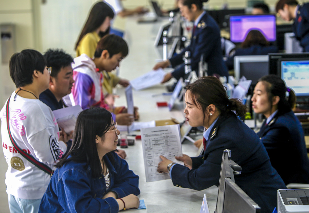 　　圖：河北省饒陽縣涉稅分中心，窗口工作人員為民營企業家講解簡便納稅流程\新華社