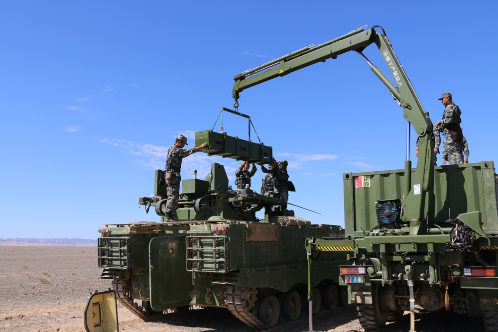 　　圖：解放軍官兵以重型器械吊裝紅箭-10反坦克導彈\網絡圖片